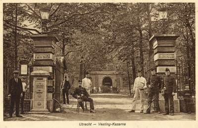 123339 Gezicht op de ingang van de Kazerne der Vestingartillerie (Croeselaan 39) te Utrecht.